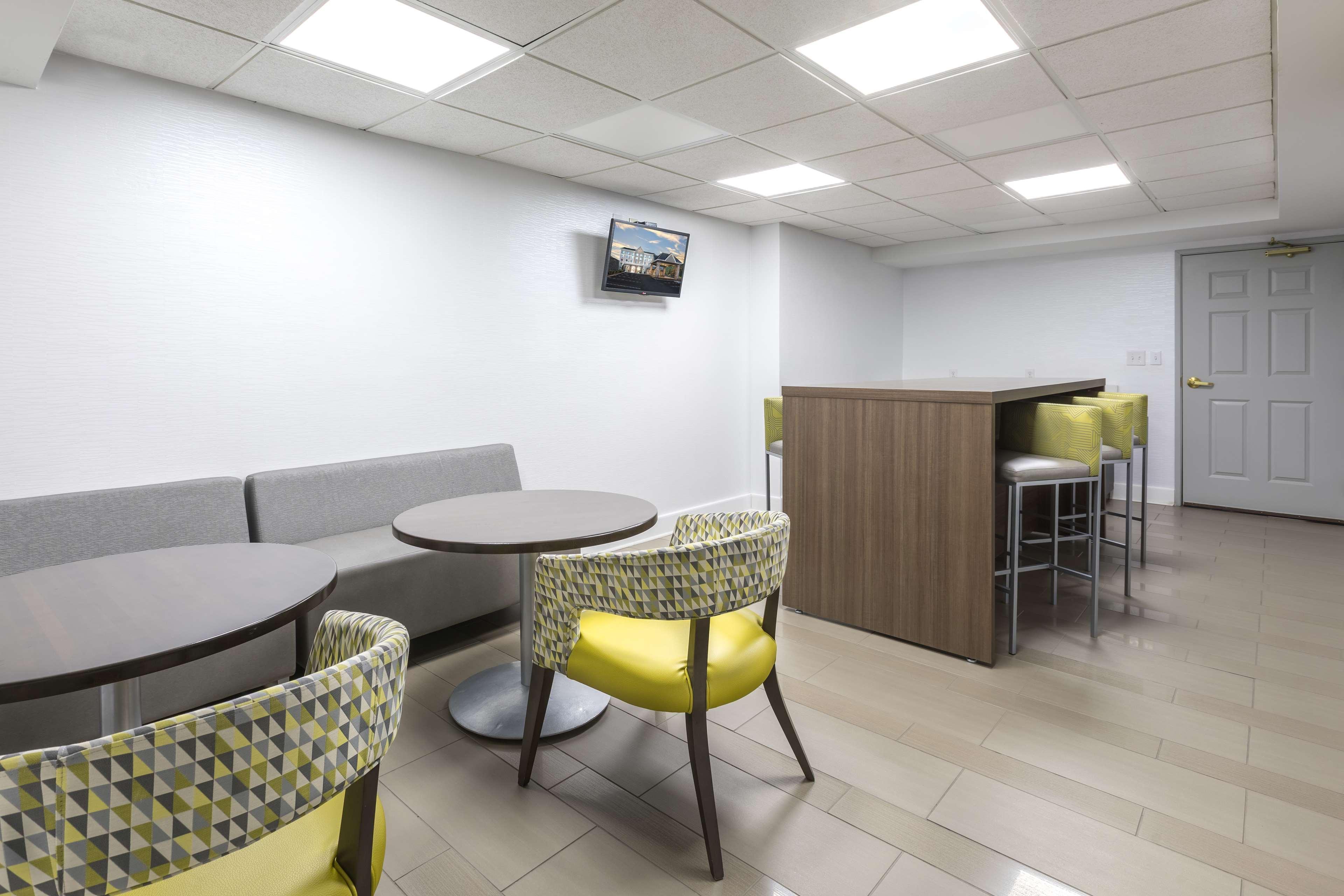 Country Inn & Suites By Radisson Asheville Downtown Tunnel Road Екстериор снимка