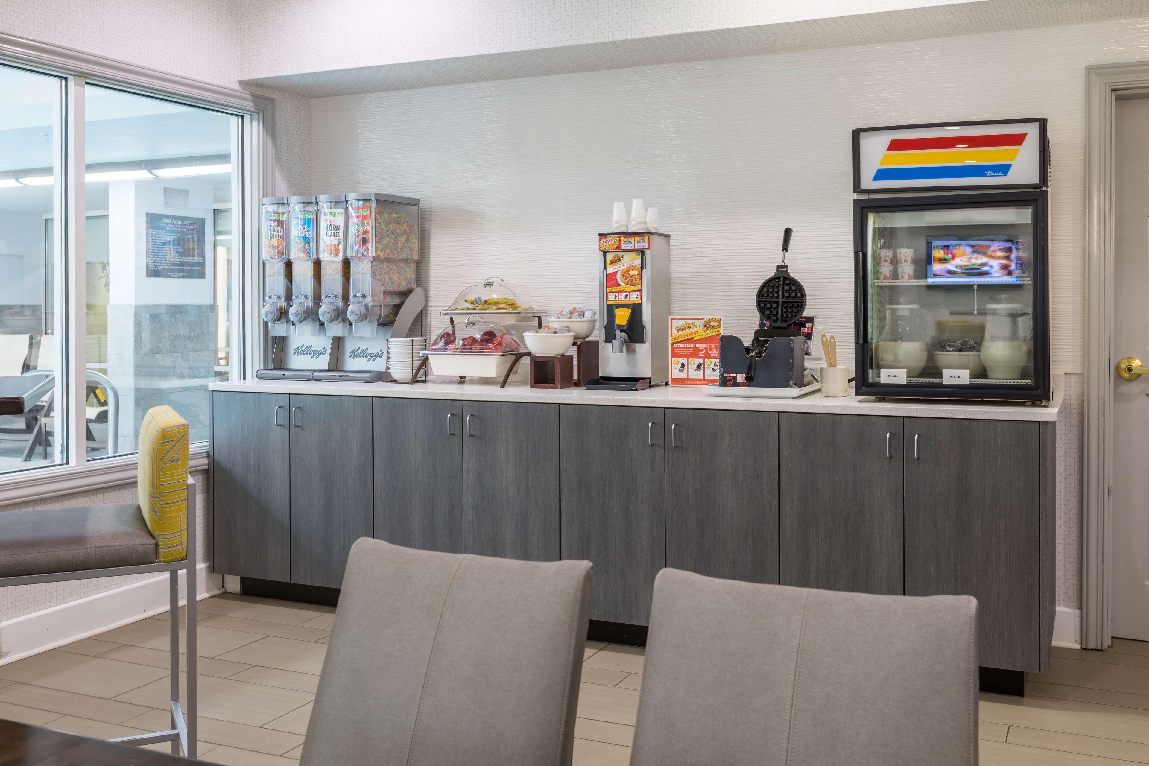 Country Inn & Suites By Radisson Asheville Downtown Tunnel Road Екстериор снимка