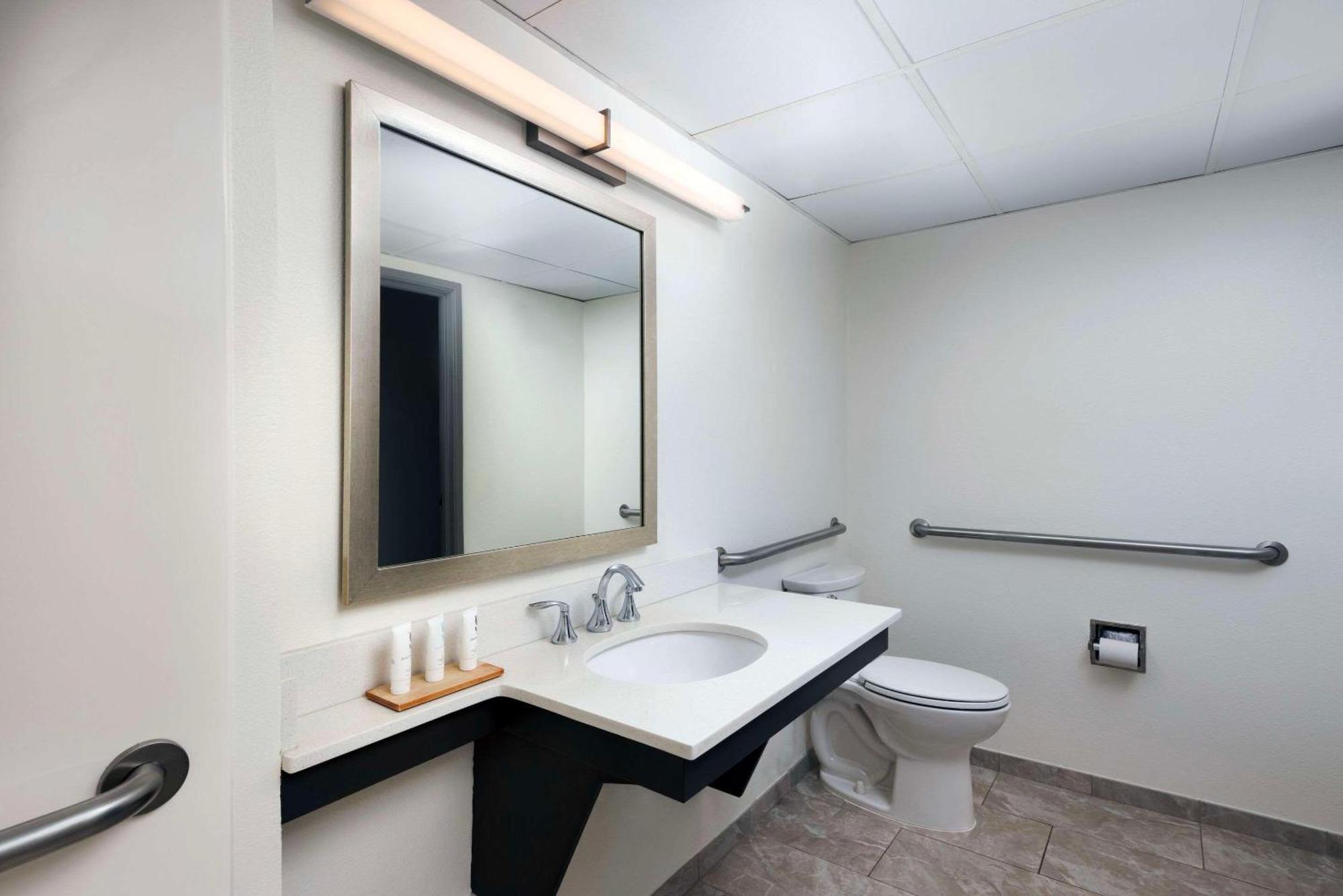 Country Inn & Suites By Radisson Asheville Downtown Tunnel Road Екстериор снимка