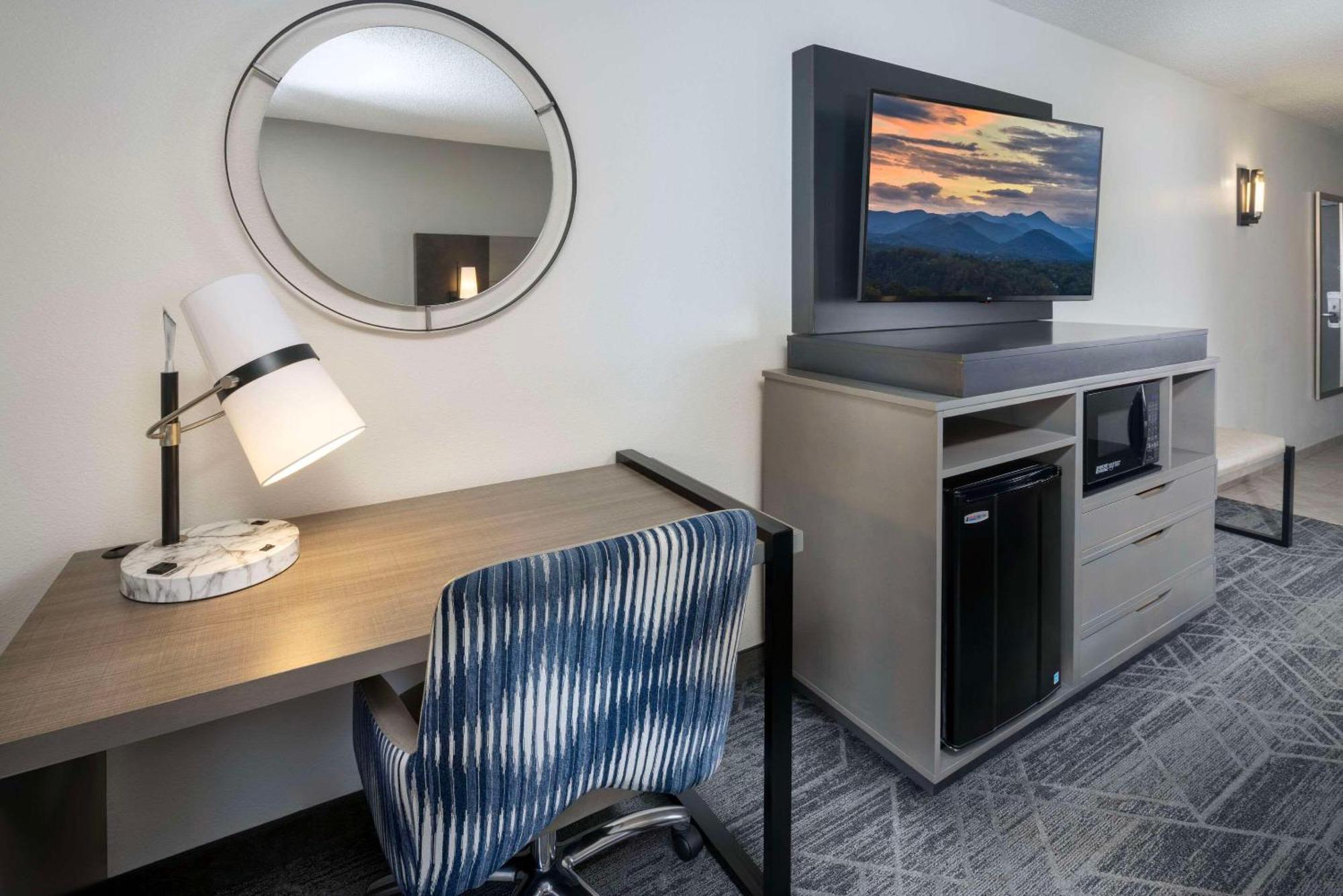 Country Inn & Suites By Radisson Asheville Downtown Tunnel Road Екстериор снимка