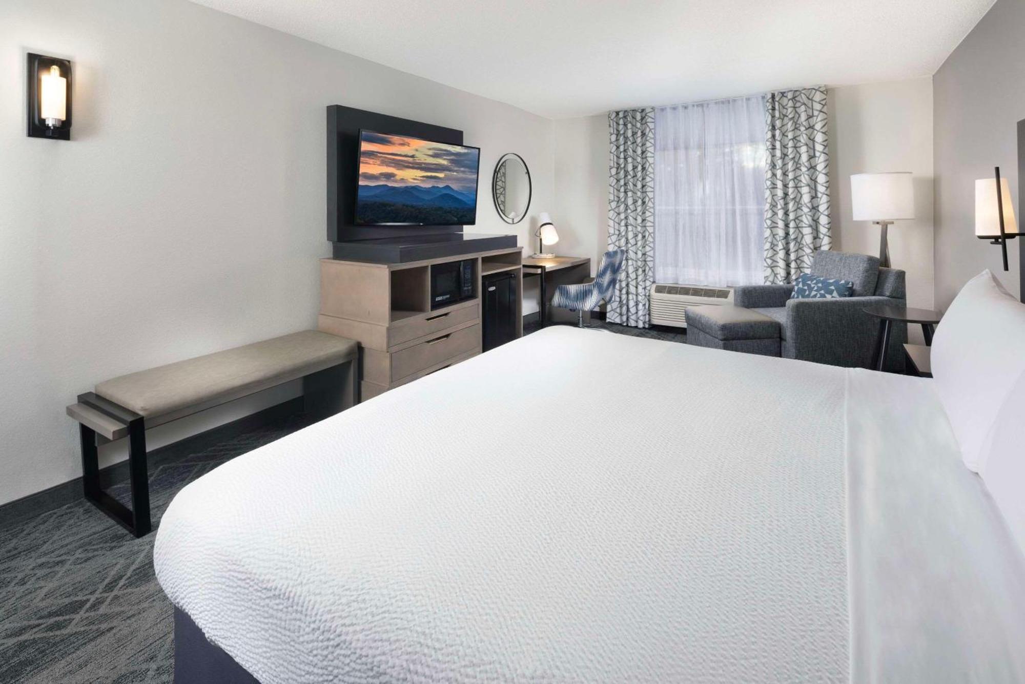 Country Inn & Suites By Radisson Asheville Downtown Tunnel Road Екстериор снимка